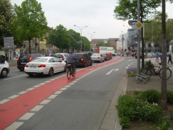 Bayreuth, rotmarkierter Radfahrstreifen Richtung Innenstadt